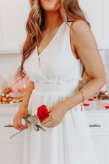 Sukienka z wysokim stanem i dekoltem w kształcie litery V, bez rękawów