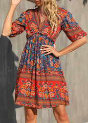 Krótka sukienka w stylu vintage z dekoltem w kształcie litery V