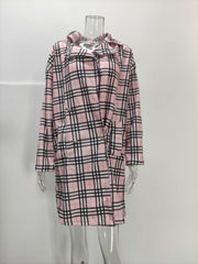 Wełniany płaszcz średniej długości z kołnierzem z klapami