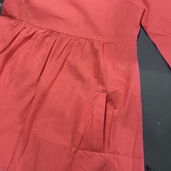 Sukienka z kieszeniami do połowy rękawa, wykonana z bawełny i lnu