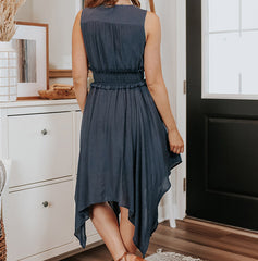 Sukienka z wysokim stanem i dekoltem w kształcie litery V, bez rękawów