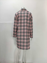 Wełniany płaszcz średniej długości z kołnierzem z klapami