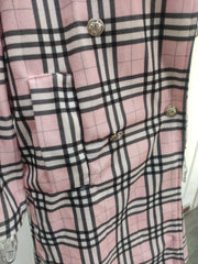 Wełniany płaszcz średniej długości z kołnierzem z klapami