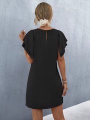 Dwuwarstwowa sukienka z kieszeniami na rękawach i falbanami na wiosnę i lato 2024