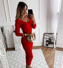 Długa sukienka z odkrytymi ramionami i dużym dekoltem w kształcie litery V