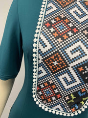 Sukienka dojazdowa z elastyczną spódnicą przylegającą do bioder