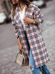 Wełniany płaszcz średniej długości z kołnierzem z klapami