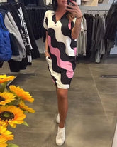 Sukienka z nadrukiem fal i dekoltem w serek