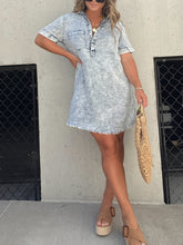 Casualowa dżinsowa sukienka z krótkim rękawem