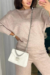 Damski kombinezon z okrągłym dekoltem, ukośnymi ramionami i długim rękawem w jednolitym kolorze