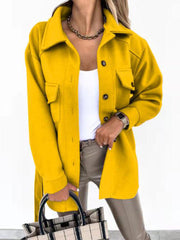 Wełniany płaszcz z długimi rękawami i klapami zapinanymi na guziki