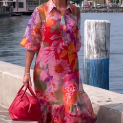 Czerwona sukienka z szyfonu z nadrukiem kwiatowym