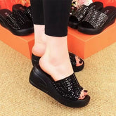 Błyszczące sandały klinowe dla kobiet