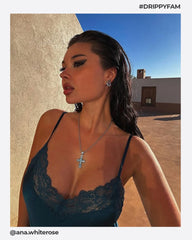 Srebrny wisiorek z diamentowym krzyżem