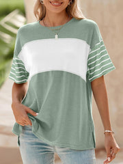 Damska koszulka w paski z okrągłym dekoltem i kolorowymi blokami