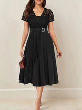 Damska elegancka koronkowa sukienka z wyciętym dekoltem w szpic