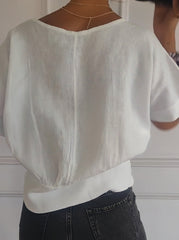 Prosta, jednokolorowa koszulka z bawełny i lnu, z półrękawem i dekoltem w kształcie litery V