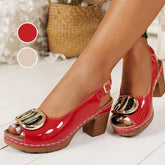 Sandały na średnim obcasie z odkrytymi palcami i metalową klamrą