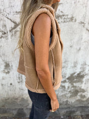 Jednoczęściowa kamizelka ze sztucznego futra z klapami i kieszeniami