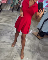 Sukienka plisowana z krótkim rękawem i klapami w kształcie litery A