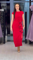 Elegancka sukienka z rozcięciem i falbanką