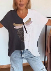 Damska koszulka casualowa z dekoltem w serek i kontrastowym nadrukiem ważki