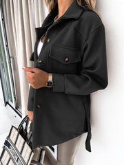 Wełniany płaszcz z długimi rękawami i klapami zapinanymi na guziki