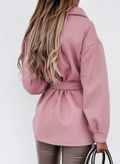 Wełniany płaszcz z długimi rękawami i klapami zapinanymi na guziki