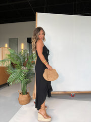 Regulowana sukienka maxi z wiązaniem z przodu i falbankami z tyłu