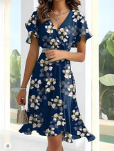 Sukienka z falbaniastym dekoltem w serek i nadrukiem w talii