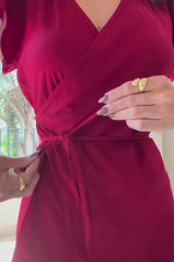 Damska sukienka z dekoltem w serek i sznurowaniem w jednolitym kolorze