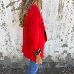 Nowa modna kurtka w jednolitym kolorze z podszewką w panterkę