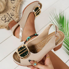 Sandały na średnim obcasie z odkrytymi palcami i metalową klamrą