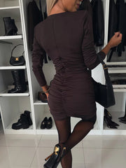 Jesienna, seksowna, plisowana sukienka z wysokim stanem i dekoltem w kształcie litery V, zakrywająca pośladki