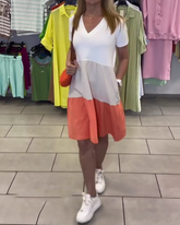 Sukienka z dekoltem w serek i blokiem kolorów, krótki rękaw