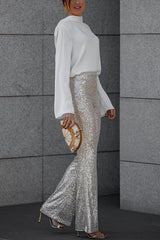 Satynowa koszula z łańcuszkiem na plecach i rozszerzane spodnie o dopasowanym kroju z cekinami