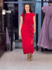 Elegancka sukienka z rozcięciem i falbanką