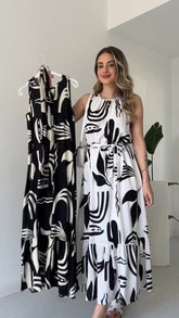 Damska sukienka bez rękawów ze ściągaczem i nieregularnym nadrukiem