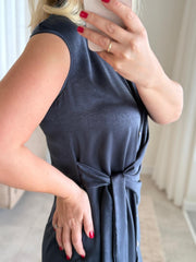 Sukienka koszulowa damska z krótkim rękawem: wiązana w talii, zapinana z przodu na guziki, midi