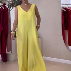 Damski kombinezon bez rękawów z dekoltem w serek i szerokimi nogawkami oraz paskiem w talii