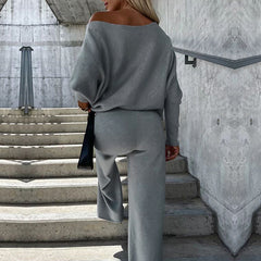 Damski garnitur w jednolitym kolorze z okrągłym dekoltem i długim rękawem