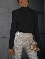 Satynowa koszula z łańcuszkiem na plecach i rozszerzane spodnie o dopasowanym kroju z cekinami