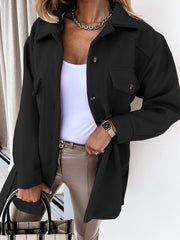 Wełniany płaszcz z długimi rękawami i klapami zapinanymi na guziki