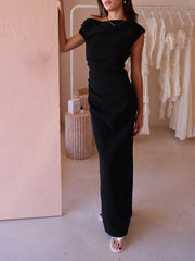 Elegancka plisowana sukienka maxi z odkrytymi ramionami i rozcięciem u dołu