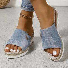 Swobodny poślizg kobiet na ortopedycznych sandałach klinowych