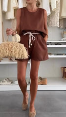 Damski top z okrągłym dekoltem i rozcięciem z tyłu + spodenki - swobodny zestaw