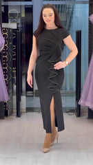 Elegancka sukienka z rozcięciem i falbanką