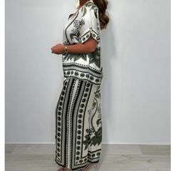 Damski garnitur ze spodniami z krótkim rękawem.