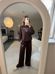 Luźny, dwuczęściowy kostium damski z okrągłym dekoltem