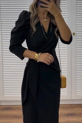 Elegancka damska sukienka o dopasowanym kroju, z dekoltem w kształcie litery V